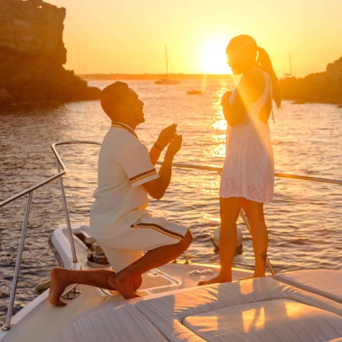 Relax on a 5h private boat trip in Santorini