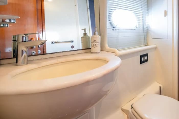 Ferreti 620 with flybridge