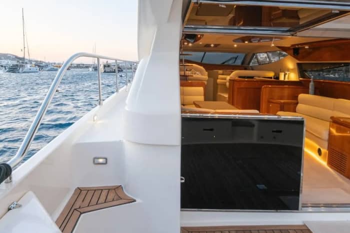 Ferreti 620 with flybridge