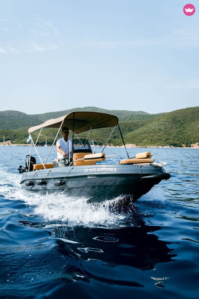 La tua giornata a Palairos: noleggia una barca a motore per 9 ore alla scoperta dell'isola.