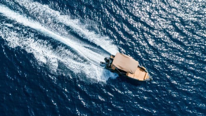 La tua giornata a Palairos: noleggia una barca a motore per 9 ore alla scoperta dell'isola.