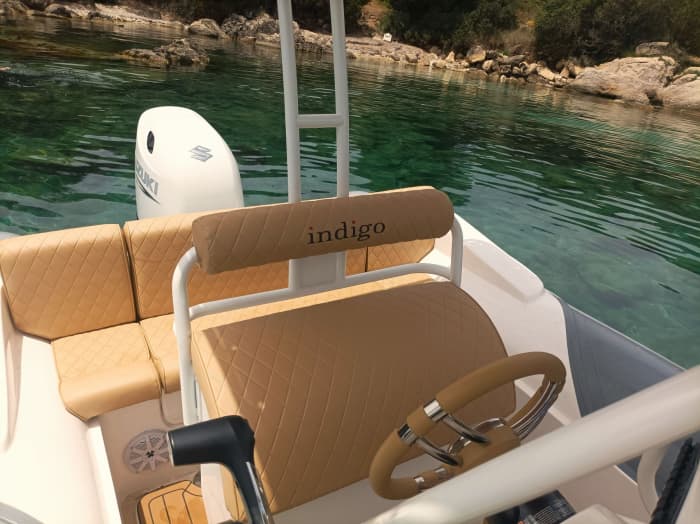 Votre journée à Palairos : louez un bateau à moteur pour une journée complète de découverte.