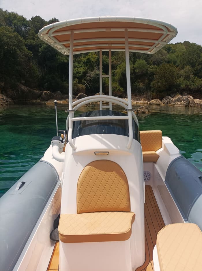 Votre journée à Palairos : louez un bateau à moteur pour une journée complète de découverte.