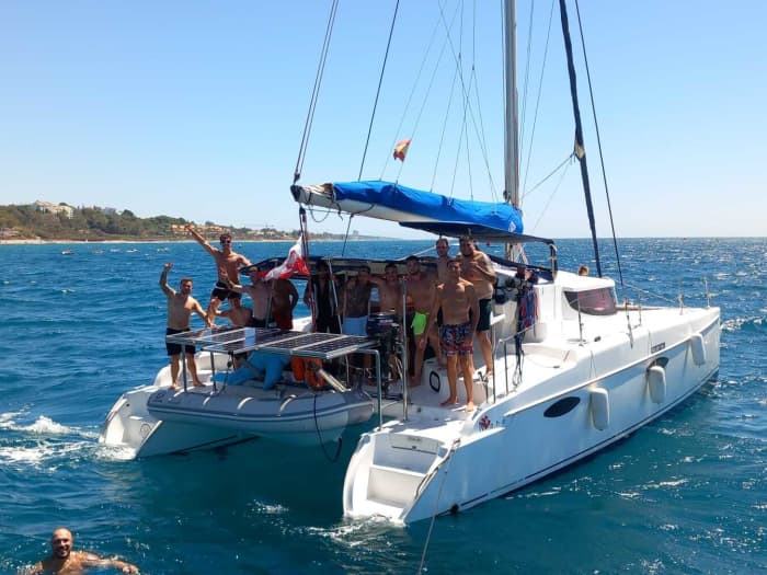 Entdecken Sie Marbella auf einem Katamaran für einen ganzen Tag