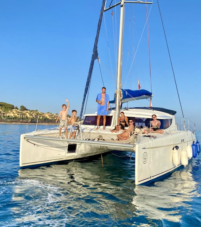 Entdecken Sie Marbella auf einem Katamaran für einen ganzen Tag