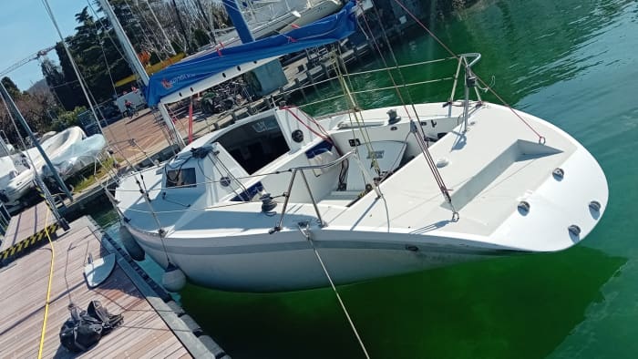 Setzen Sie Kurs auf Freude: Ein ganzer Tag authentisches Segeln in Brenzone sul Garda an Bord eines Segelboots