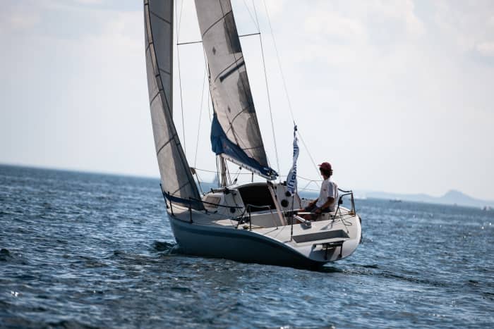 Setzen Sie Kurs auf Freude: Ein ganzer Tag authentisches Segeln in Brenzone sul Garda an Bord eines Segelboots