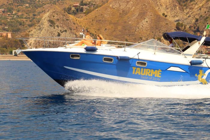 Fuga da Taormina: 4 ore di relax su un motoscafo
