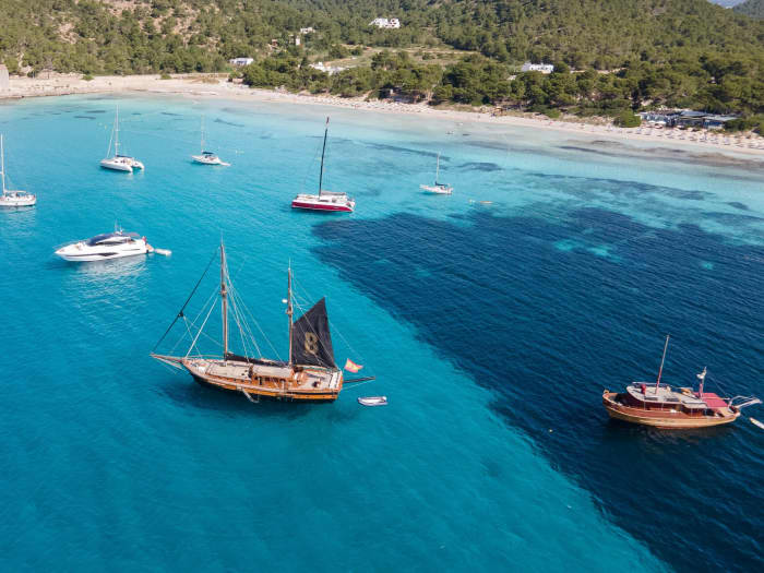Un viaggio su misura a Ibiza: una giornata magica a bordo di un caicco.