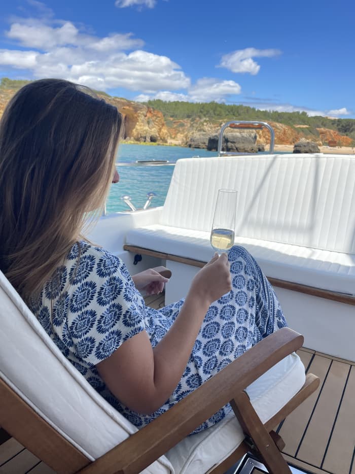 Intimité, calme et organisation soignée — Une journée complète en mer à bord d'un charmant bateau à moteur
