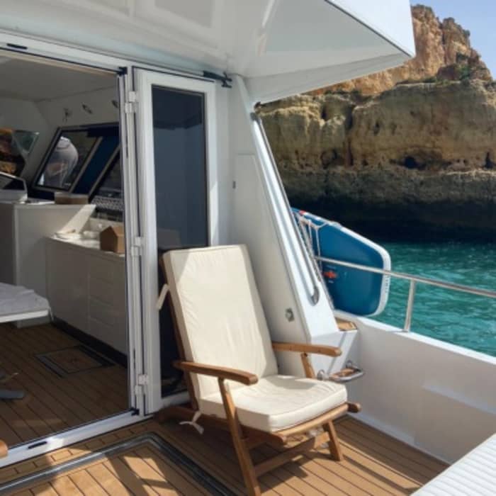Intimité, calme et organisation soignée — Une journée complète en mer à bord d'un charmant bateau à moteur