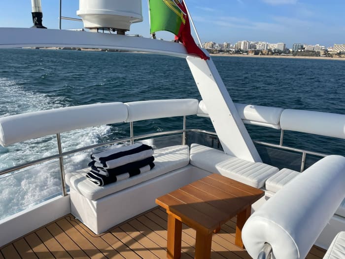 Intimité, calme et organisation soignée — Une journée complète en mer à bord d'un charmant bateau à moteur