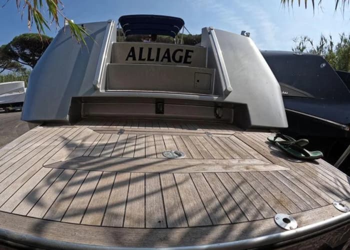 Enjoy 9h on a motorboat to explore Bandol