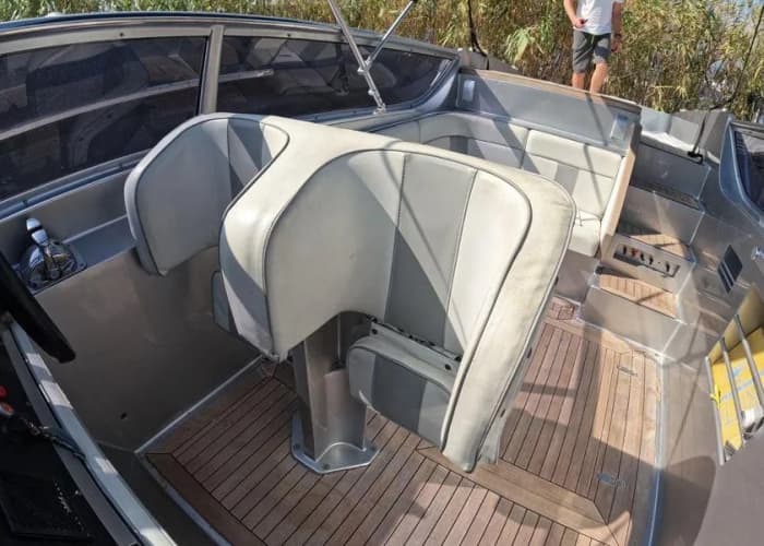 Enjoy 9h on a motorboat to explore Bandol