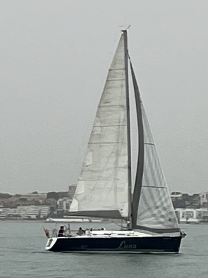 Scopri Cadice con un'escursione in barca a vela di un'intera giornata.