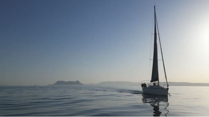 Scopri Cadice con un'escursione in barca a vela di un'intera giornata.
