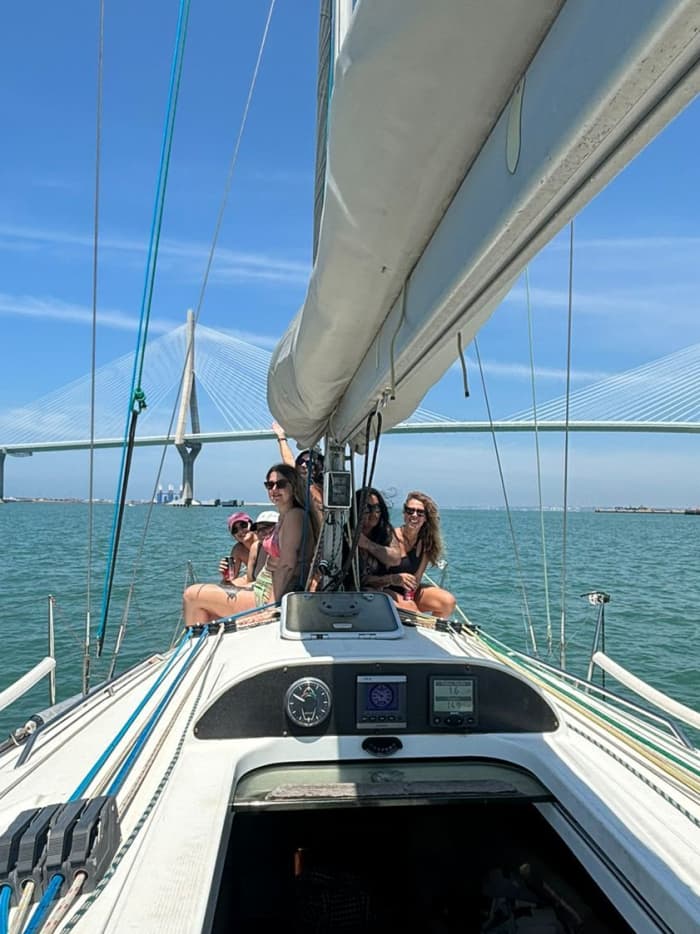Scopri Cadice con un'escursione in barca a vela di un'intera giornata.
