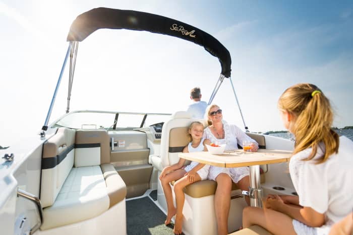 2h to explore Santorini on a motorboat