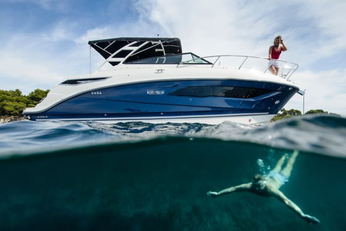 2h to explore Santorini on a motorboat