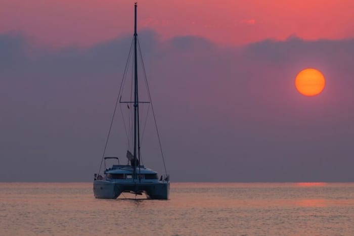 Santorins magischer Sonnenuntergang: Privates Yachtabenteuer