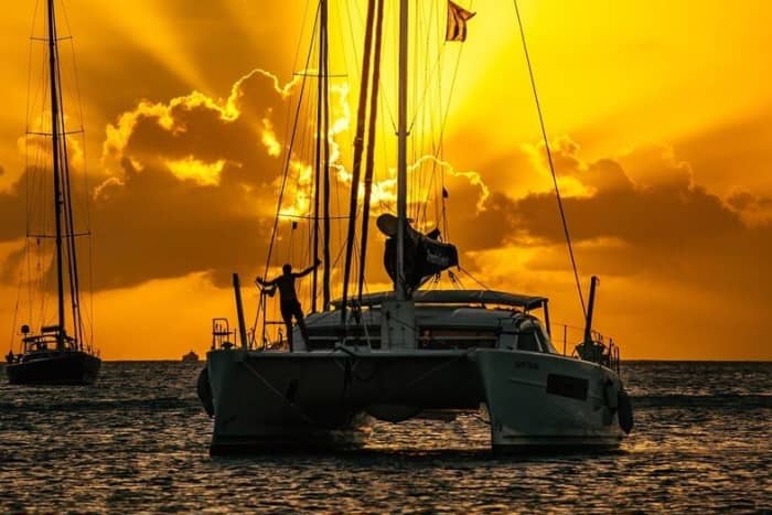 Santorins magischer Sonnenuntergang: Privates Yachtabenteuer