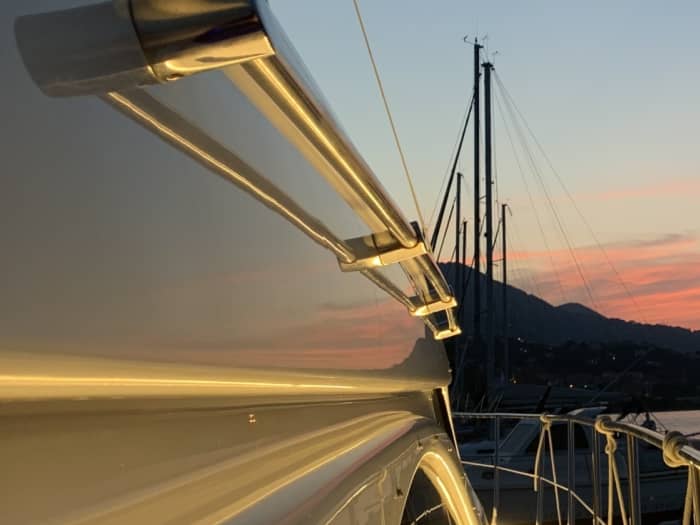 Genießen Sie 8:30 Stunden auf einem Motorboot in Varazze.
