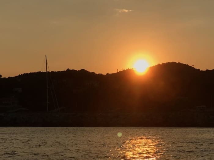 Genießen Sie 8:30 Stunden auf einem Motorboot in Varazze.