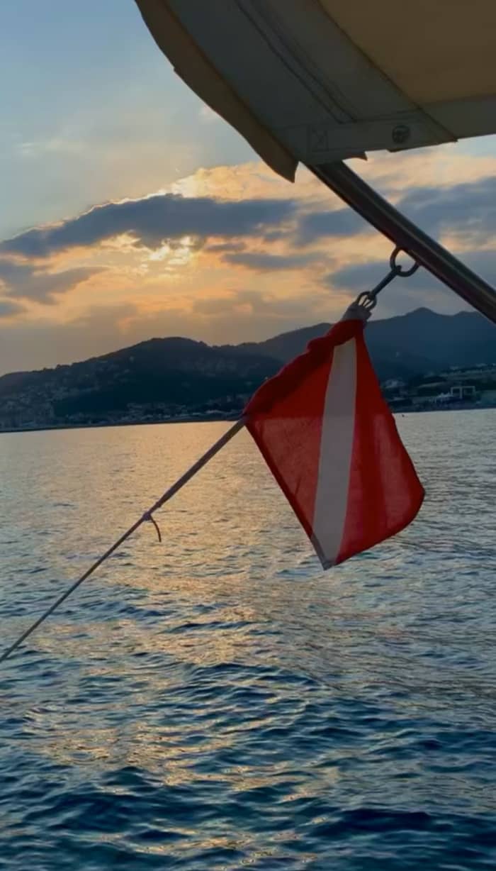 Genießen Sie 8:30 Stunden auf einem Motorboot in Varazze.
