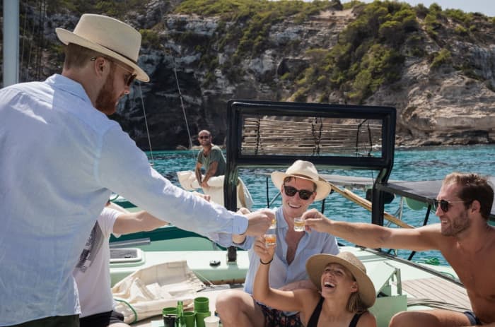 Vivi un'avventura sostenibile a Sotogrande: tour di 3 ore in catamarano ecologico