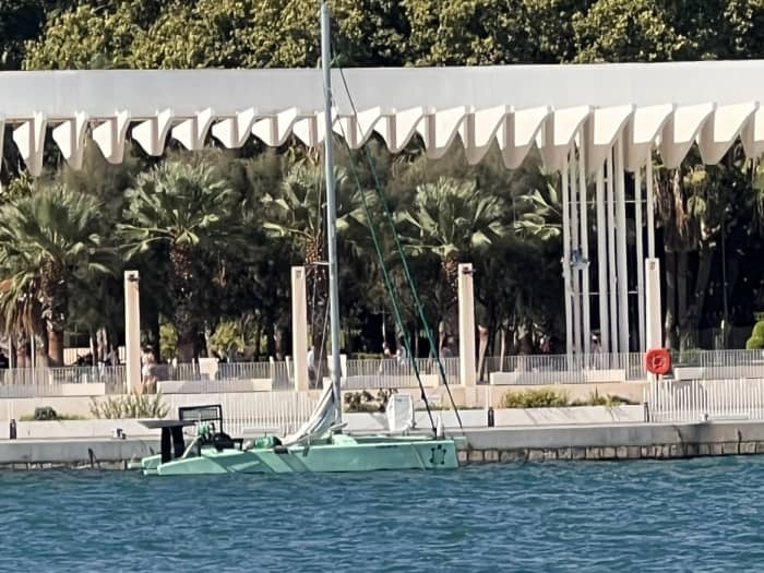 Descubra Marbella a partir do mar: passeio de catamarã ecológico de 3 horas