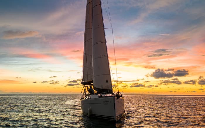 Zet koers naar plezier: een authentieke zeildag in Phuket op een zeilboot.