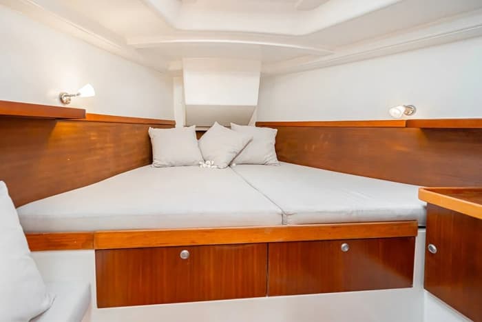 Zet koers naar plezier: een authentieke zeildag in Phuket op een zeilboot.