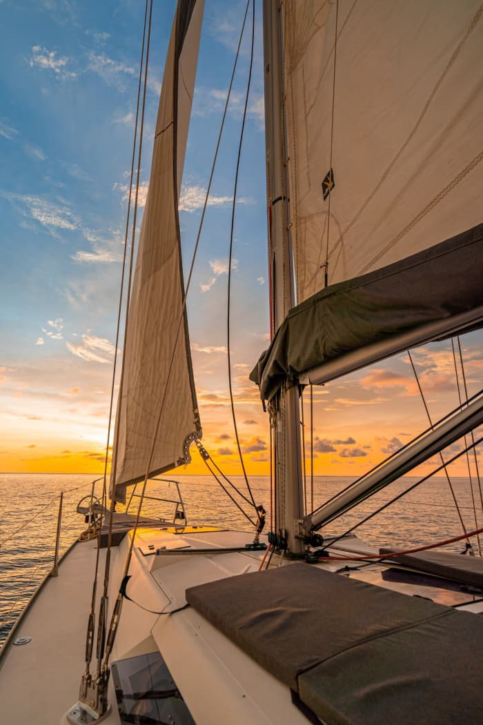 Zet koers naar plezier: een authentieke zeildag in Phuket op een zeilboot.