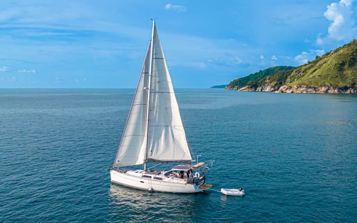 Zet koers naar plezier: een authentieke zeildag in Phuket op een zeilboot.