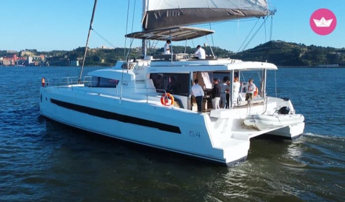 Avventura in catamarano a Cascais con bagno in baia privata