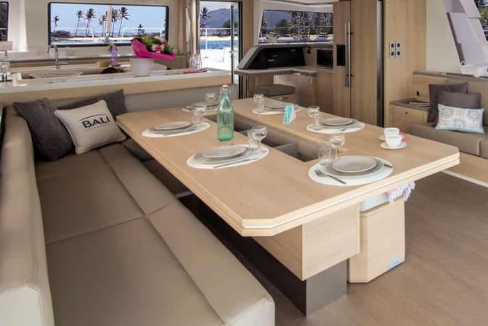 Naviga tra le attrazioni di Lisbona con un tour privato di 4 ore in catamarano