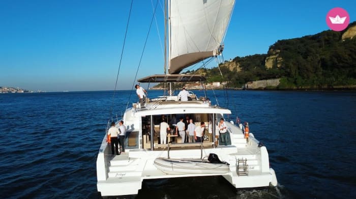 Naviga tra le attrazioni di Lisbona con un tour privato di 4 ore in catamarano