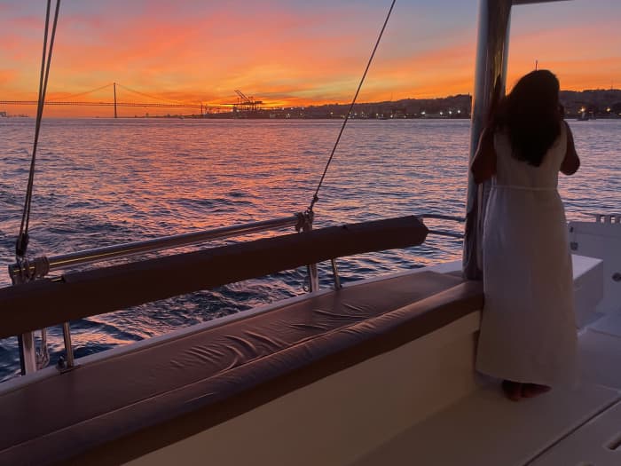 Naviga tra le attrazioni di Lisbona con un tour privato di 4 ore in catamarano