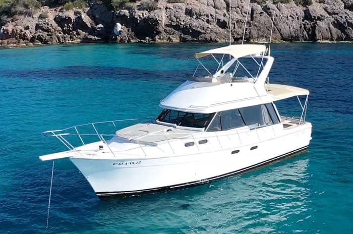 Getaway to Ibiza: 4h30 of relaxation on a motorboat