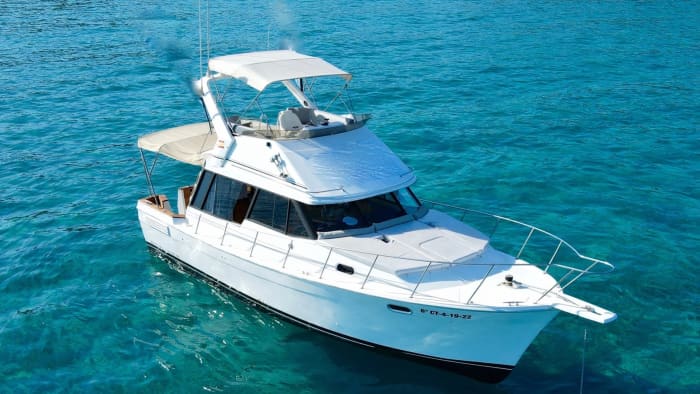 Getaway to Ibiza: 4h30 of relaxation on a motorboat