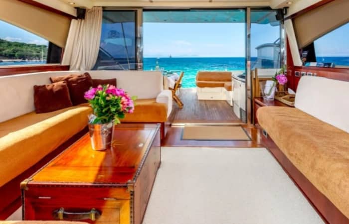 Raffinement en mer : découvrez Saint-Tropez à bord d'un yacht à moteur de luxe