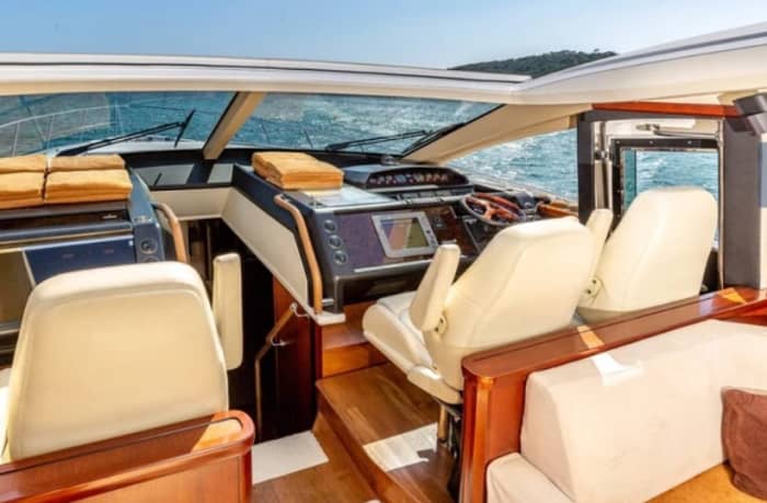 Raffinement en mer : découvrez Saint-Tropez à bord d'un yacht à moteur de luxe