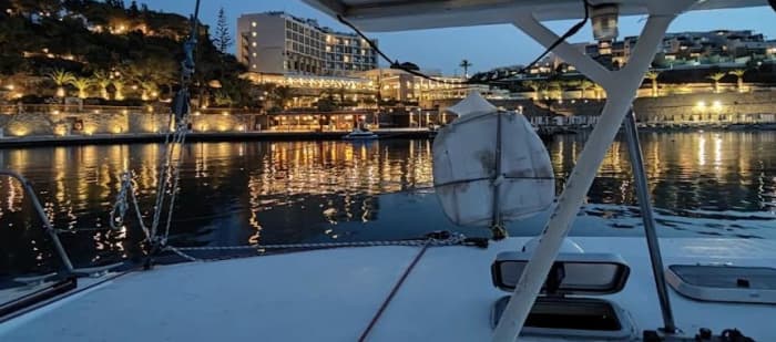 Katamaran - ruhige Tages-/Sonnenuntergangsausflüge zu einer versteckten blauen Lagune.