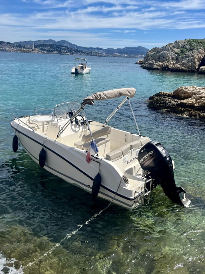 Half-day Marseille discovery: Your short escape on a motorboat