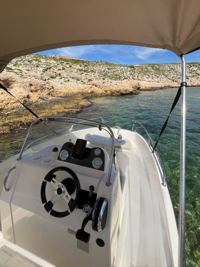 Half-day Marseille discovery: Your short escape on a motorboat