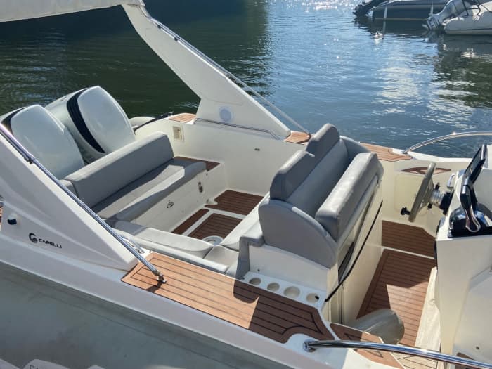 Le meilleur de Grimaud se découvre sur l'eau : votre journée privée complète en bateau à moteur