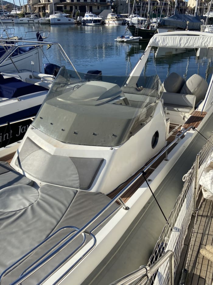 Le meilleur de Grimaud se découvre sur l'eau : votre journée privée complète en bateau à moteur