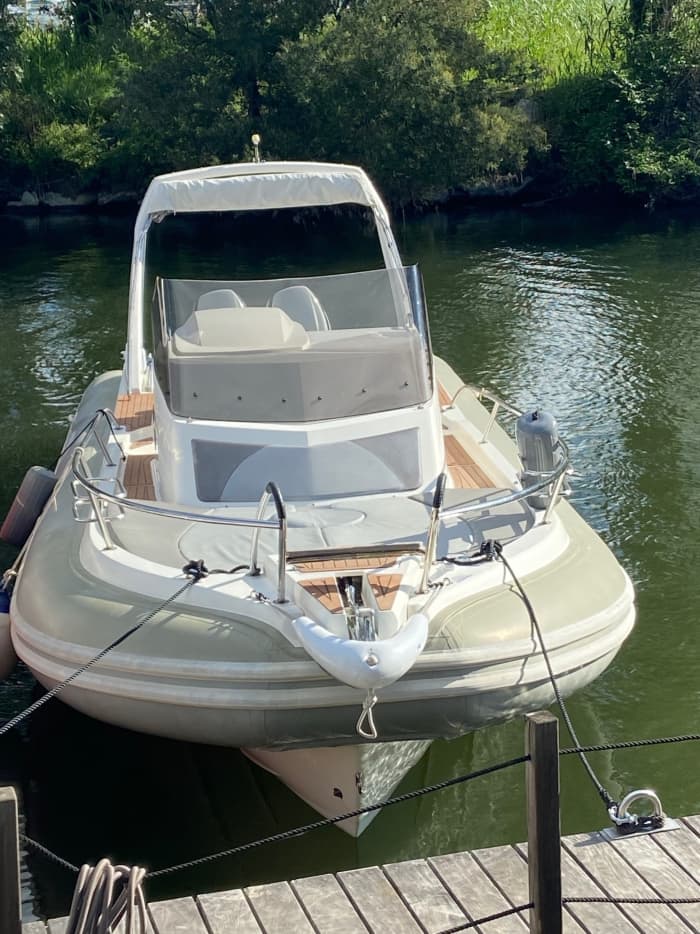 Le meilleur de Grimaud se découvre sur l'eau : votre journée privée complète en bateau à moteur