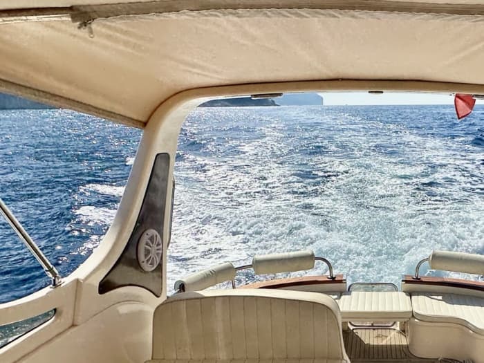 Découvrez Sorrente en bateau à moteur pendant 7h30.