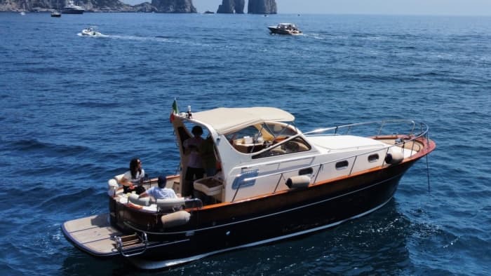 Découvrez Sorrente en bateau à moteur pendant 7h30.